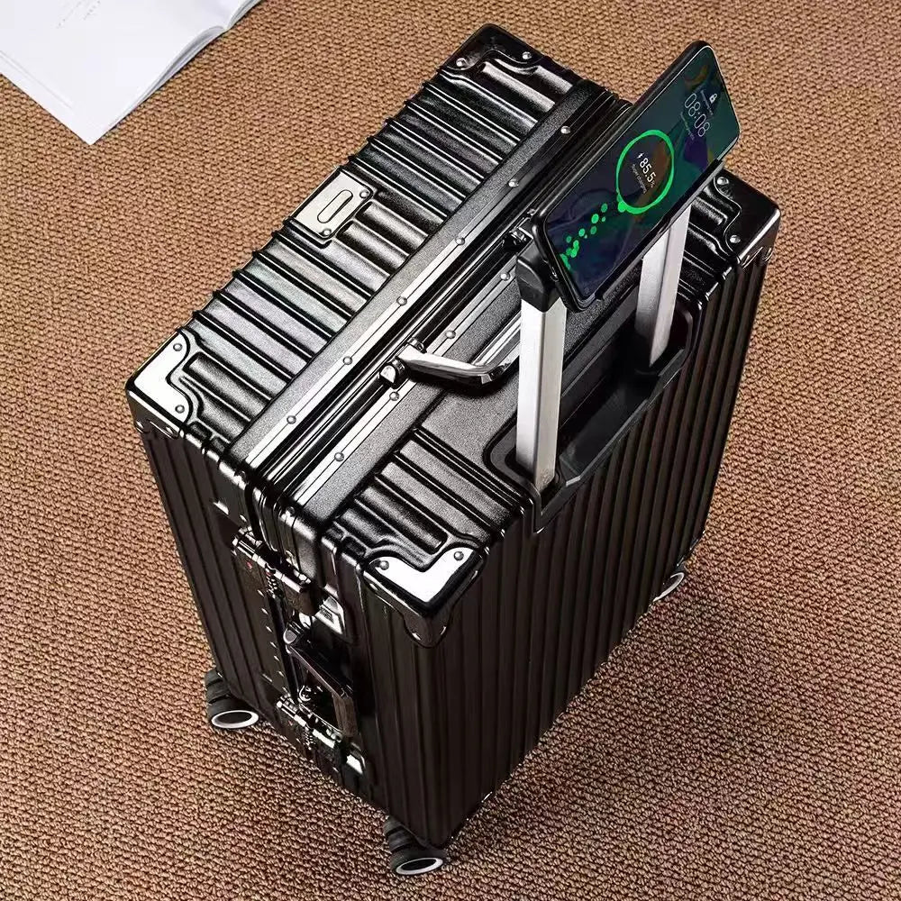 Wolverine luggage, a hard-shell suitcase with 108 rivets, 20-28 inches in size, featuring silent all-terrain wheels, a cup holde